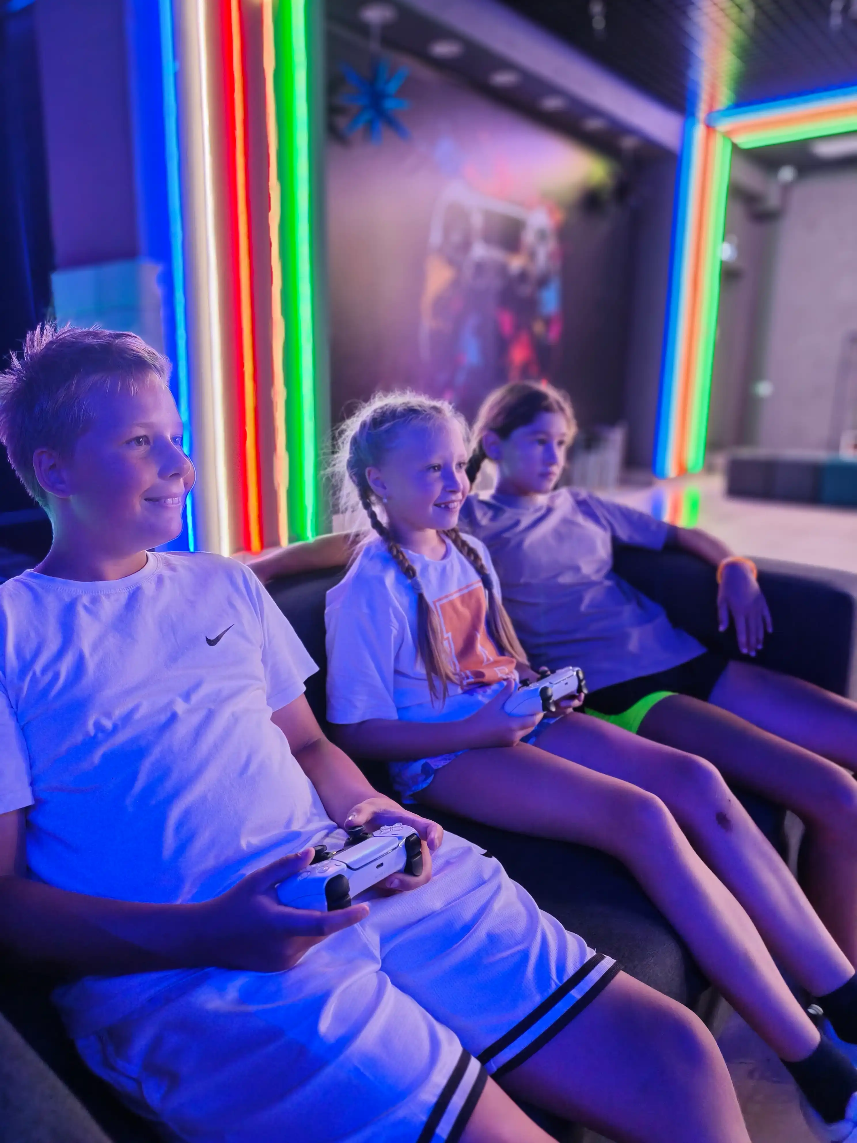 Дети играют в PlayStation5