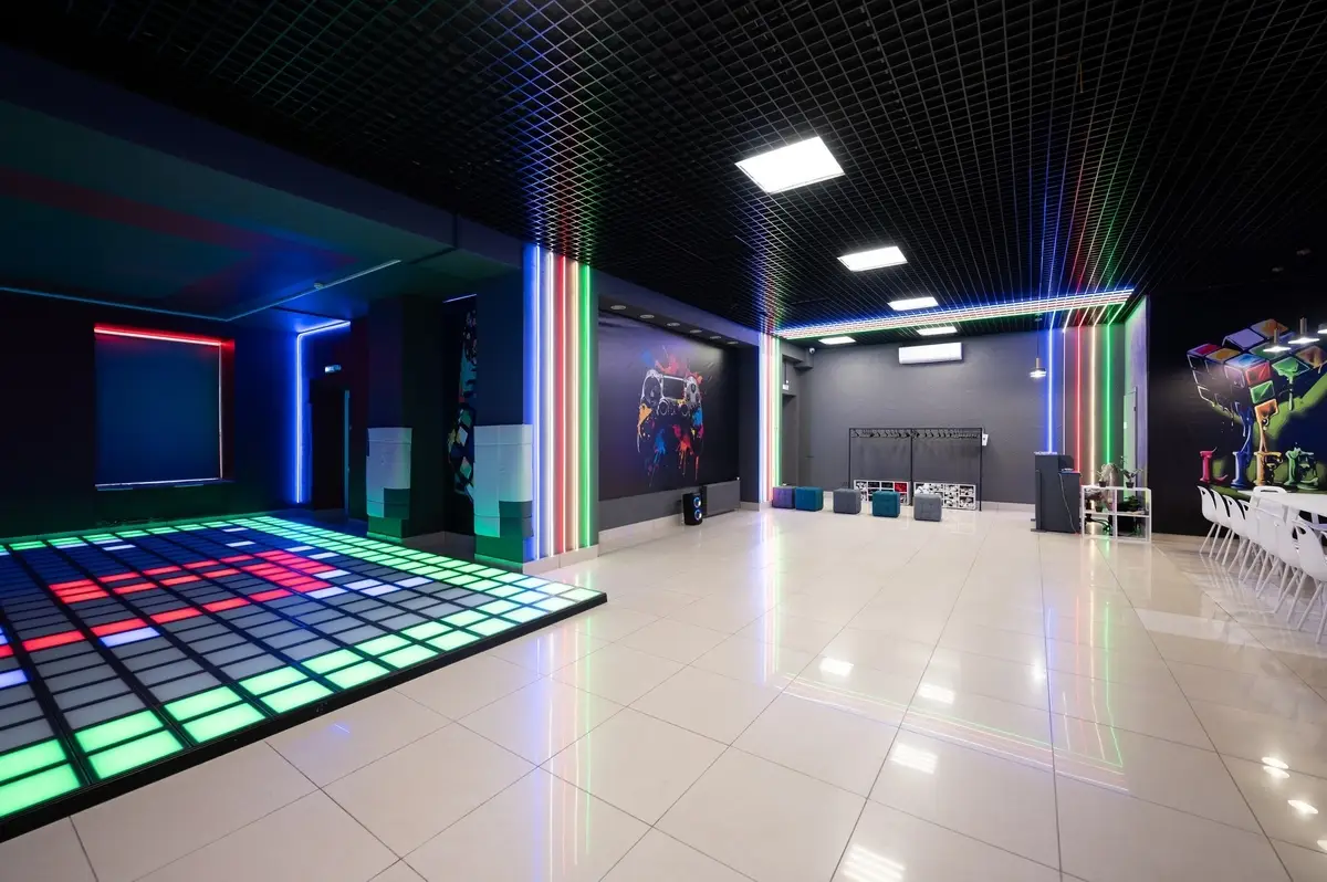 Современный дизайн игровой комнаты Имба Лава: LED-пол, неон, высокие потолки