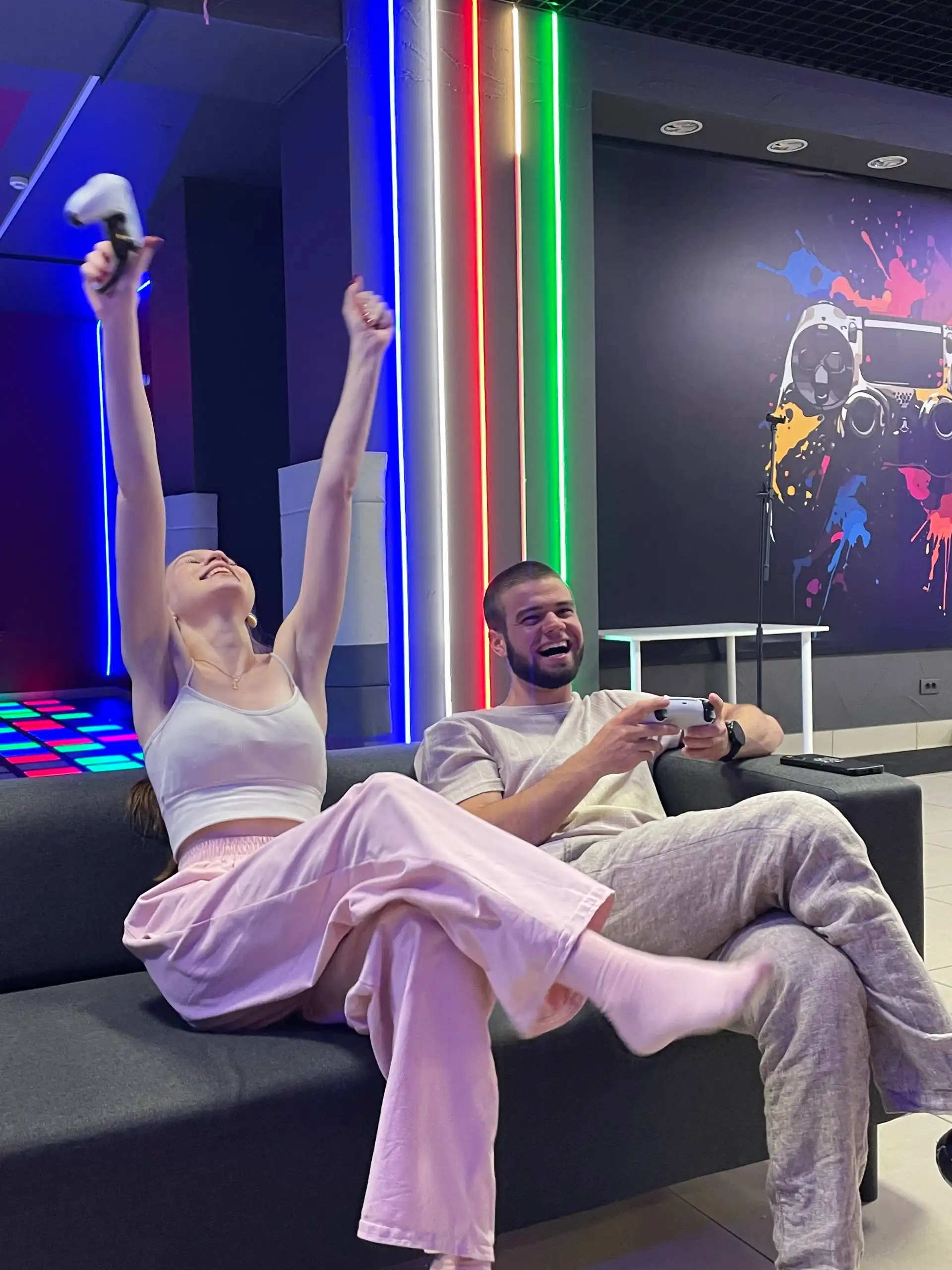 Девушка выигрывает у парня на PS5 в Имба Лава
