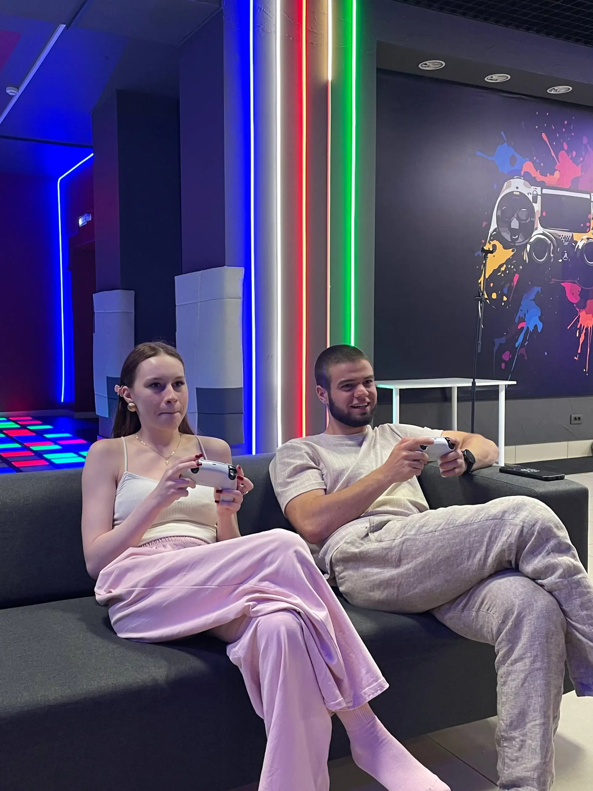 Пара играет в PS5 в Имба Лава